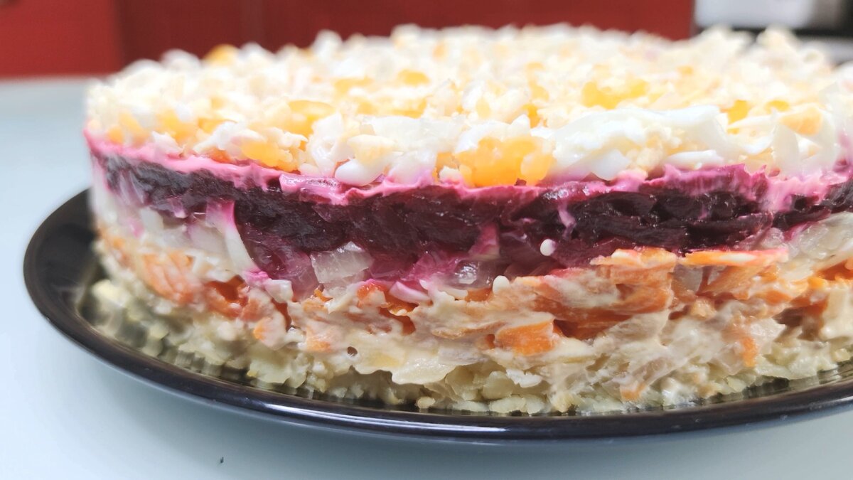 Салат невеста со свеклой. Салат невеста со свеклой и морковью. Салат с курицей и плавленым сыром. Салат невеста с плавленным сыром и свеклой. Слоеный салат со свеклой.