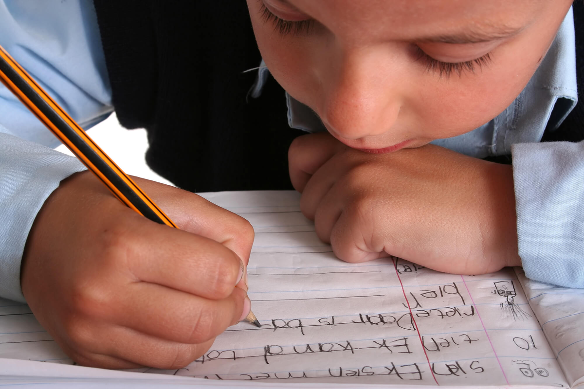 Дети с дисграфией. Ребенок пишет. Писать в тетради. Школьник пишет. Ребенок любит писать