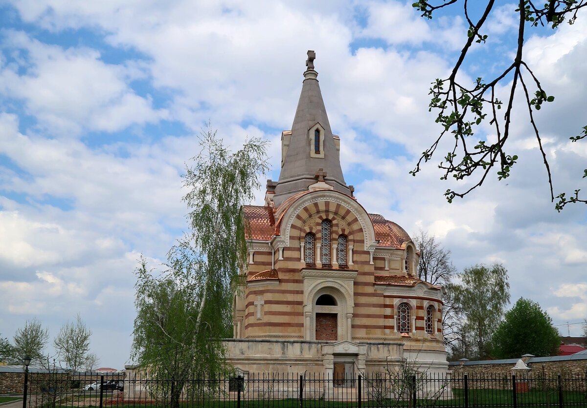 С сђр с рџ. Всехсвятский храм Серпухов. Серпухов Всехсвятский храм усыпальница. Всехсвятский храм Серпухов Высоцкий. Всехсвятская часовня Йошкар-Ола