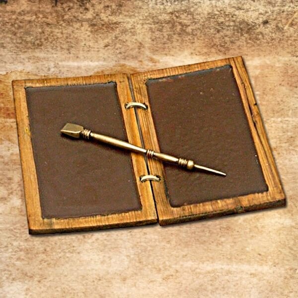 Ноутбук древности - складная восковая табличка с бронзовым стилусом.