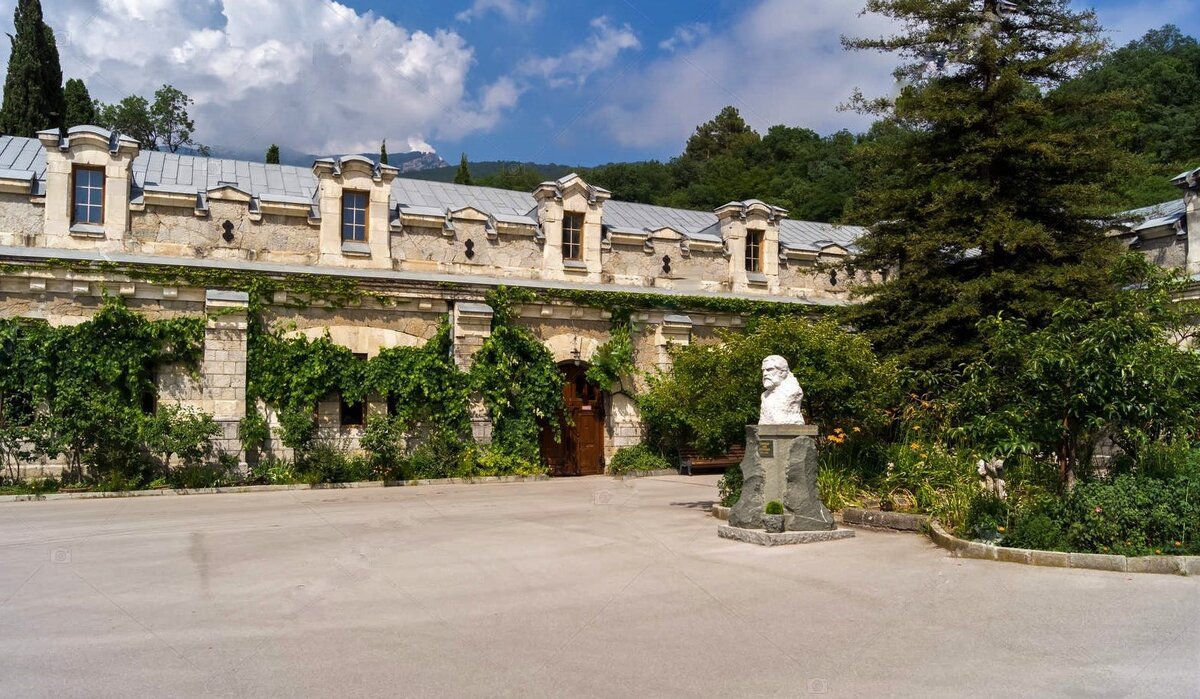 Бюст князя Л. С. Голицына