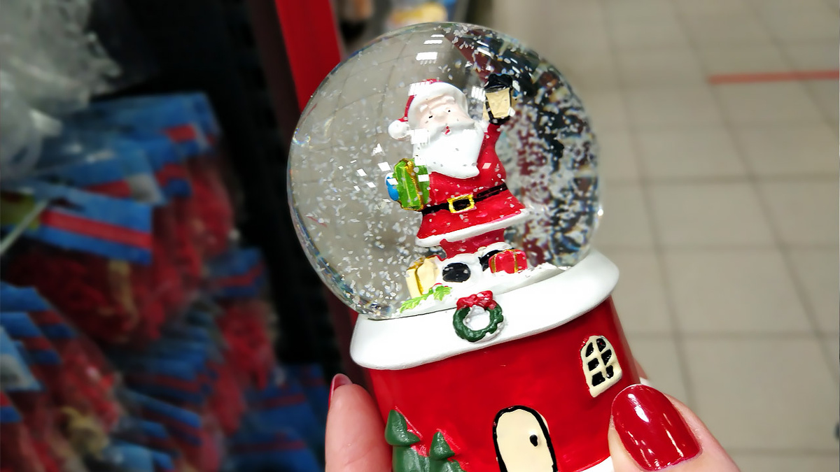 Фото автора. Снежный шар за 149 рублей.