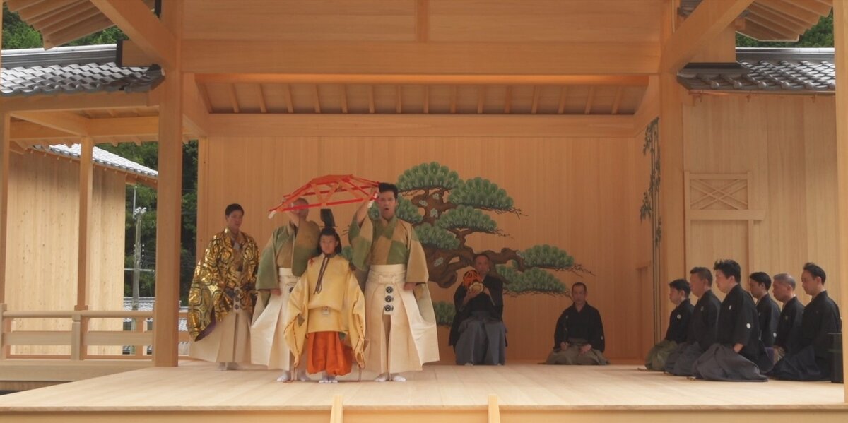 Юный император, проиграв борьбу за власть, бежит из столицы в Ёсино