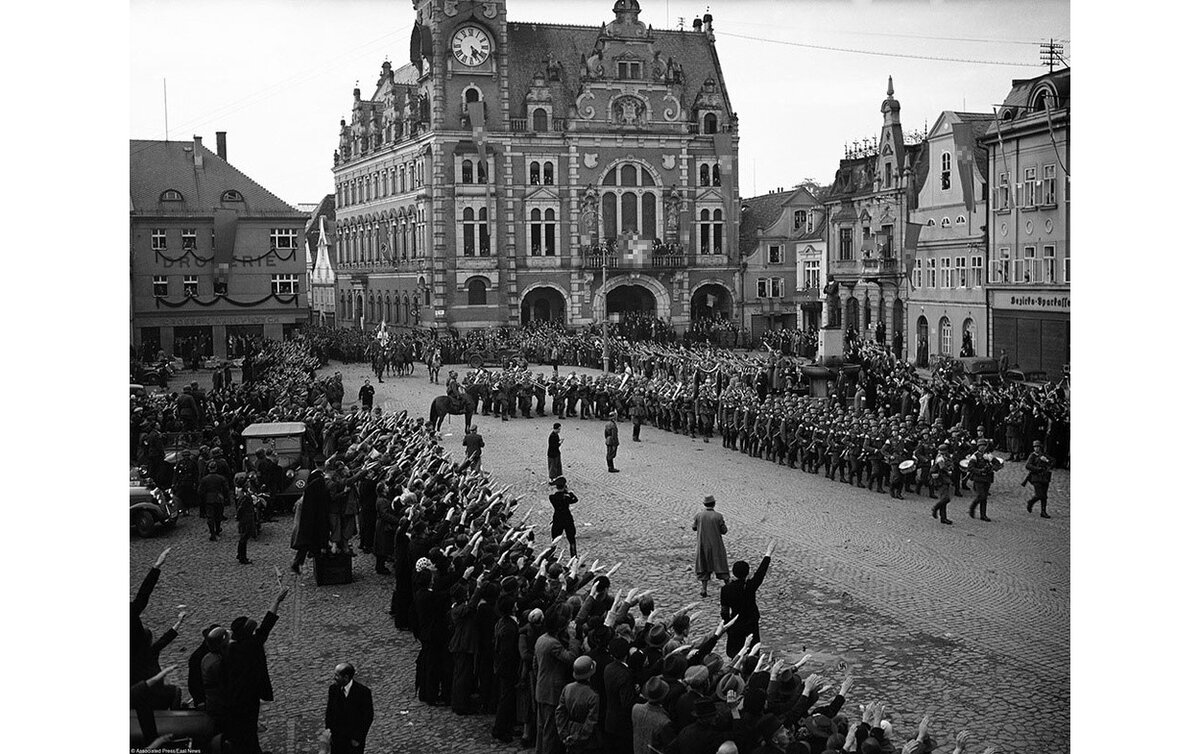 Чехословакия после второй мировой. Германская оккупация Чехии 1939. Немцы в Праге 1939.