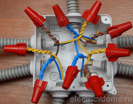 Соединение проводов в распределительной коробке