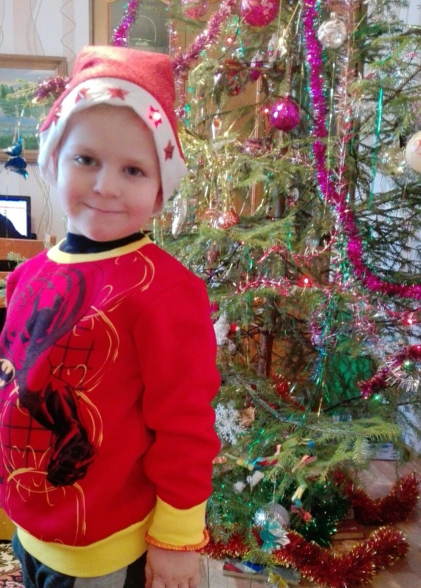 Предновогодние хлопоты. Внук помогал украшать ёлочку, а теперь  в ожидании новогодних чудес.