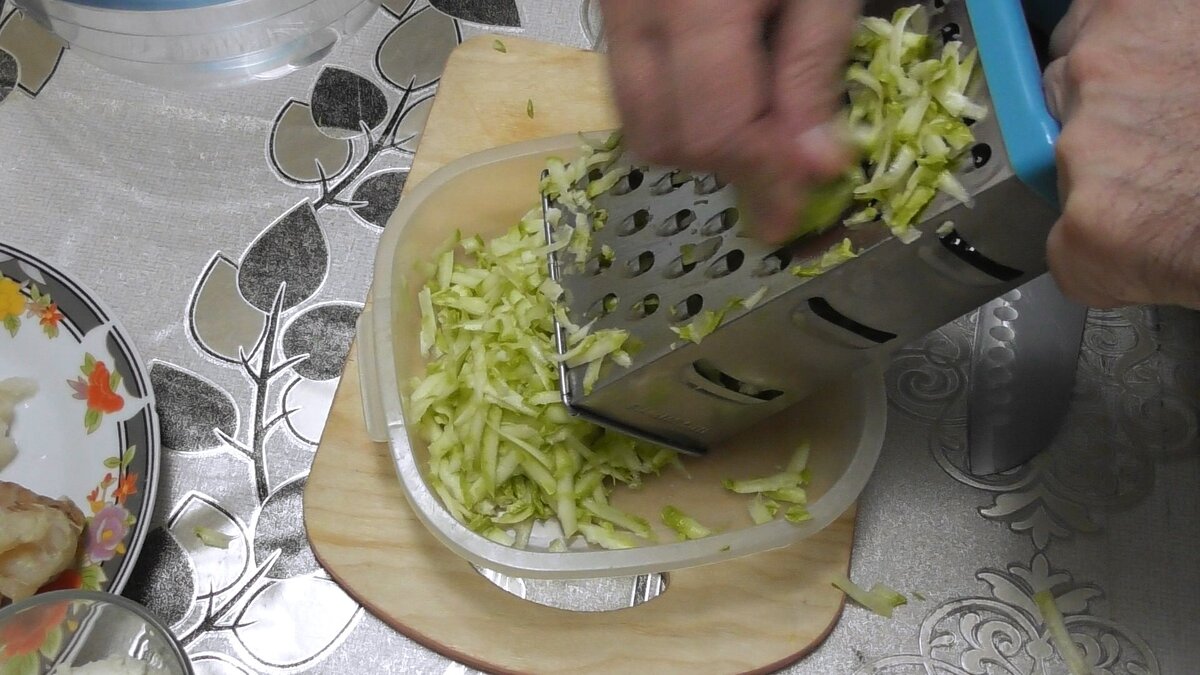 Натереть кабачок