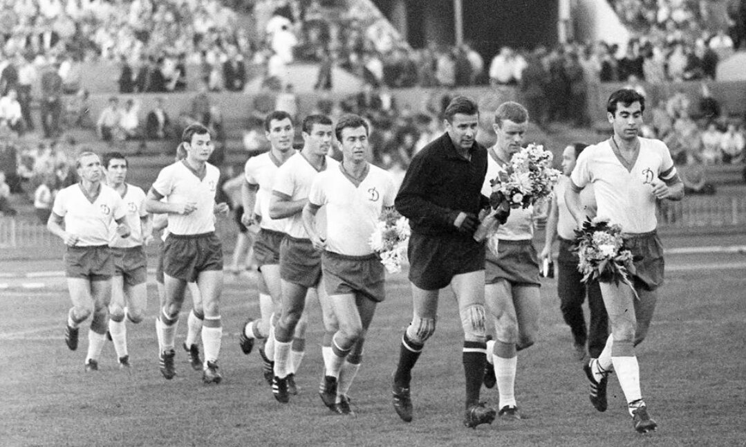 Раньше команды выходили на матч под "Футбольный марш" и с цветами. Сначала отказались от цветов, затем и от марша...