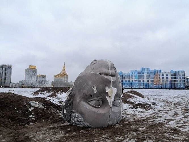 На территории Санкт Петербурга нашли огромную голову из пенопласта.
Удивительную находку обнаружили неподалеку от жилого комплекса «Я — романтик», рядом с Финским заливом.