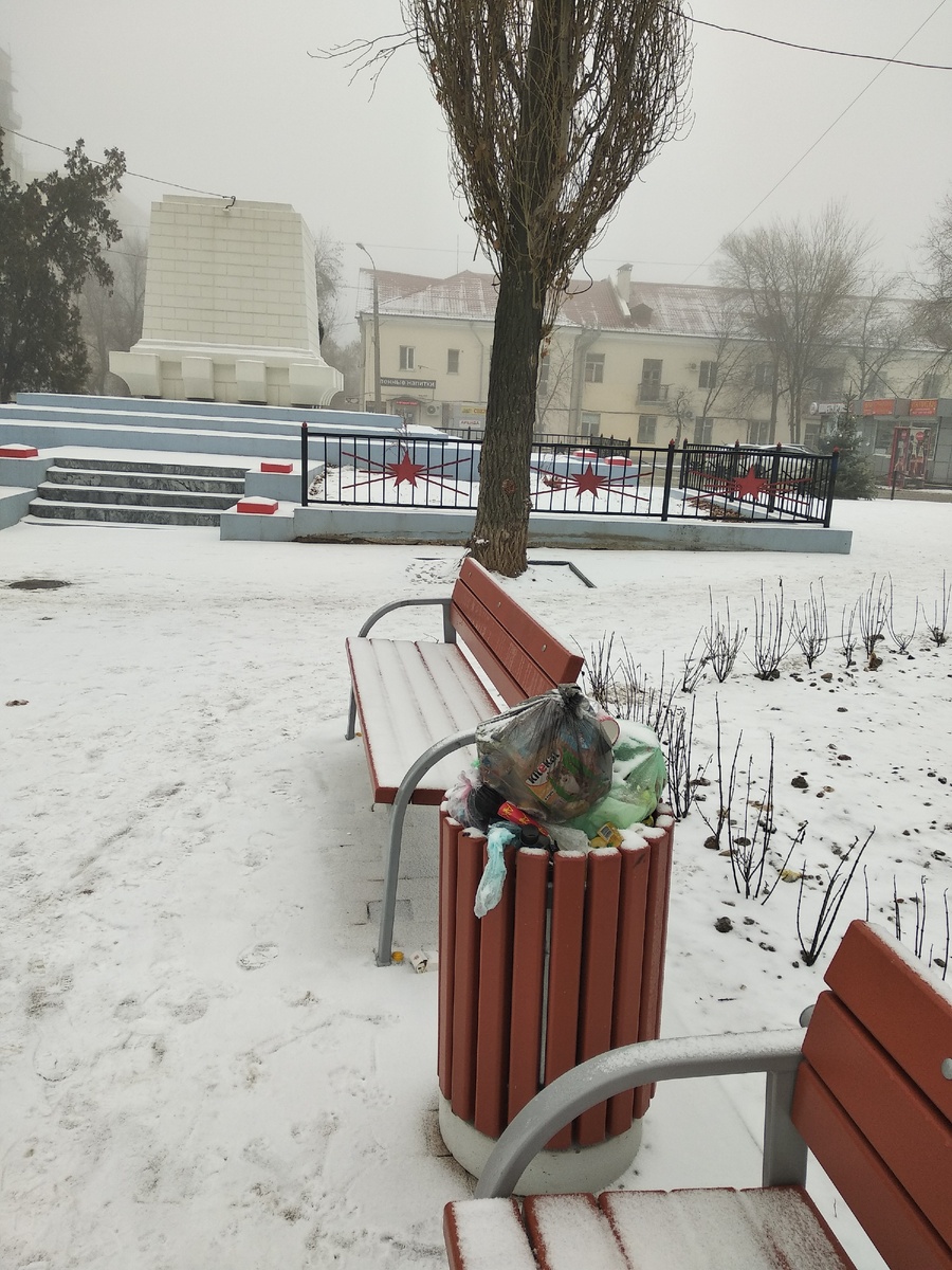 Всем привет! Не успели закончить ремонт памятника в Волгограде ( на пересечении ул.Богунской и  ул.Таращанцев) как тут же народ стал превращать его в " отхожее" место. После празднования Нового года, сюда к памятнику стали нести мусор из квартир. А зачем далеко ходить к мусорным контейнерам,когда вот поблизости есть урны теперь? Только эта картина тронула меня до глубины души. Да что ж за нелюди живут рядом? Да как вы смеете" справлять свою нужду" около этой святыни? Наступил Рождественский праздник в России,хочется пожелать всем мира и добра,а над этими " людьми",чтоб смилостивился господь, вправил им мозги, ибо не ведают,что творят.