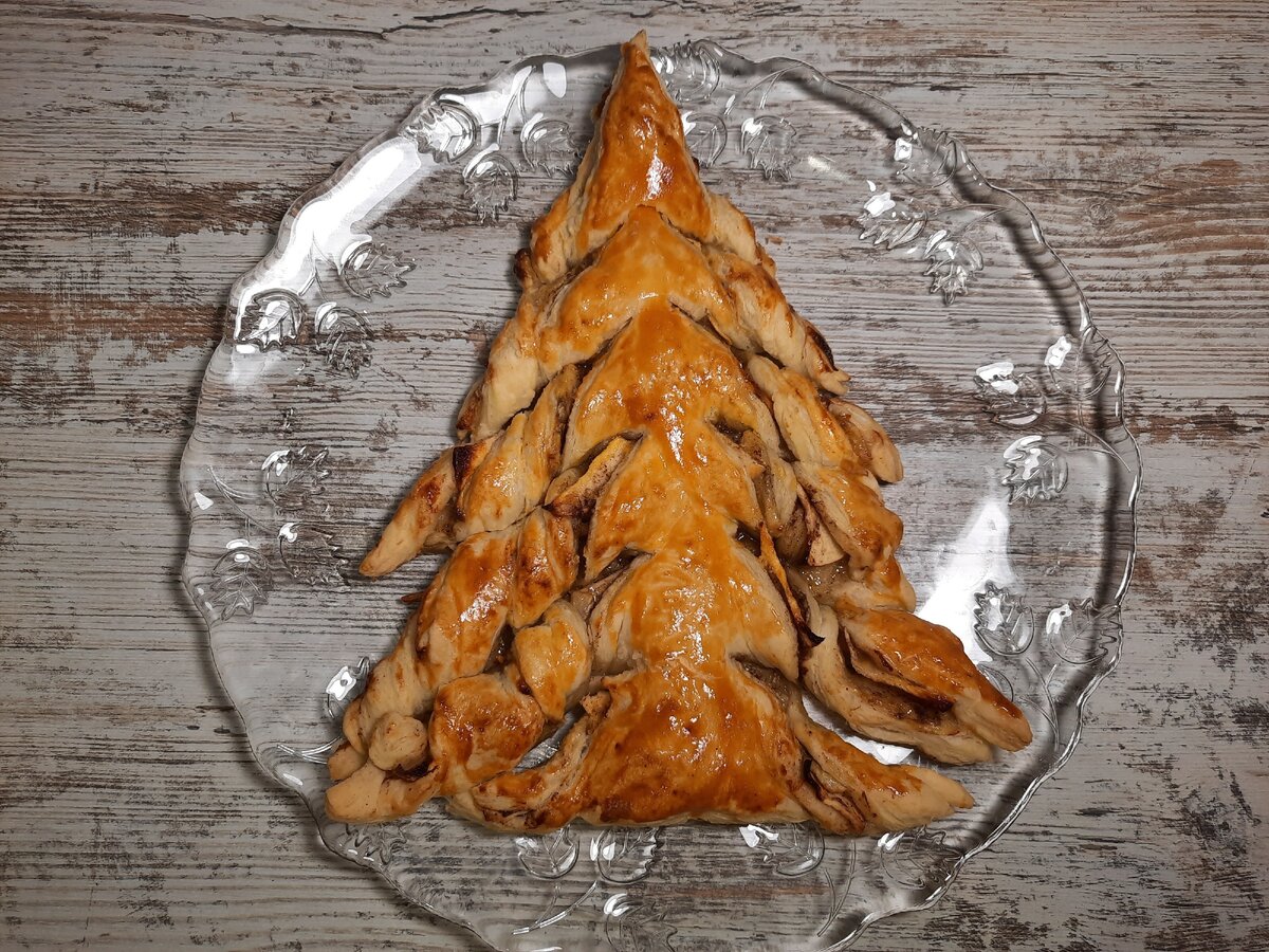 Слоеная ёлочка с яблоком, бананом и корицей 