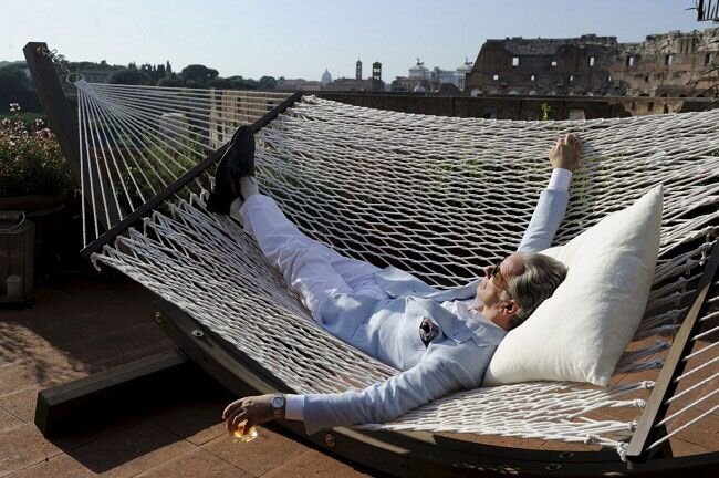 
 
Джек давно потерял интерес к жизни. Теперь он стал сторонним  наблюдателем, который привык наслаждаться моральным падением окружающих.  Политики, нувориши, знаменитости — все они погрязают в пороке и  разврате, оставаясь пустыми изнутри. Однако больше всего Джека  расстраивает то, что он не может остаться в стороне от происходящего.
 
Тот самый случай, когда богатство рассматривается, как порок. Паоло  Соррентино создал очень яркую, но печальную драму, в которой глупость и  порочность часто остаются безнаказанными. Прямо как в реальном мире.