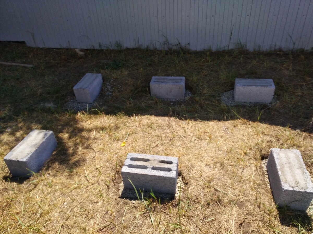 Определились с размерами и установили блоки под фундамент