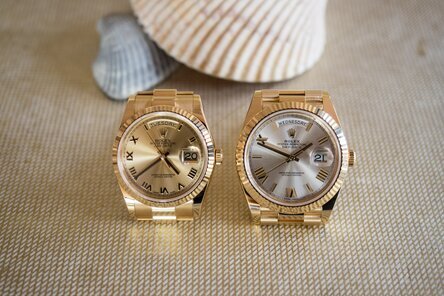 На 10 месте расположились ролексы Трампа. Бренд Rolex ассоциируется с богатством и властью. Сильные мира сего и часы Rolex давно идут рядом нога об ногу. Rolex Day‑Date является незаменимым спутником многих исторических личностей с 50-х годов XIX века. Примечательно, что подобные часы носил предыдущий президент Америки. Дональд Трамп свои Day‑Date приобрел еще в допрезидентские времена, будучи успешным бизнесменом и шоуменом. Часы отличаются высокопрочным, непроницаемым для воды и пыли корпусом, обладают сверхточным механизмом. Модель достаточно лаконичная: 
круглый циферблат,
указатель дней недели,
корпус из желтого золота,
браслет из золота.
Стоимость аналогичных часов не превышает 24 тысяч долларов.

9. Breguet Classique Alarm: часы Патриарха