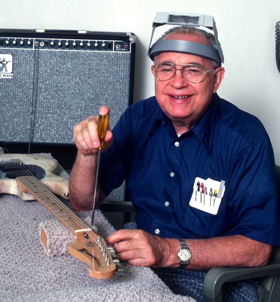 на фото Лео Фендер