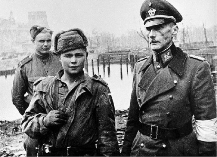 Красноармейцы и один из немецких генералов