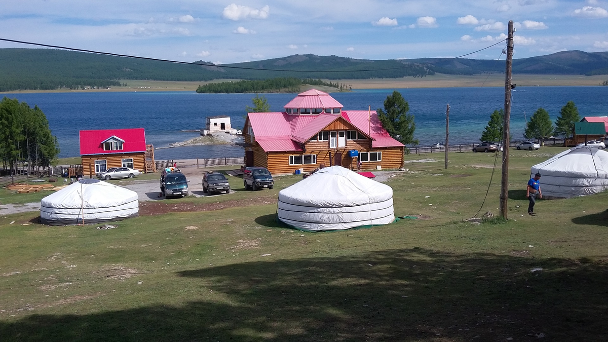 Поскольку озеро популярно у туристов, деревни могут выглядеть так. 