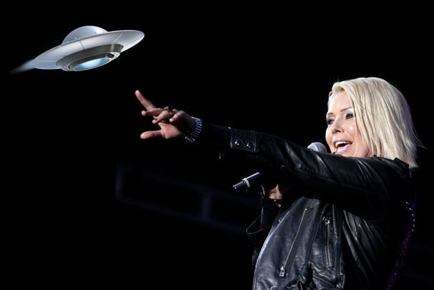 Ким Уайлд на концерте в Вене в 2010 году. Врезка, проходящий НЛО. Лиси Ниснер / Reuters, DR