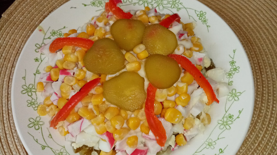 Салат из крабовых палочек с солеными огурцами «Новак»