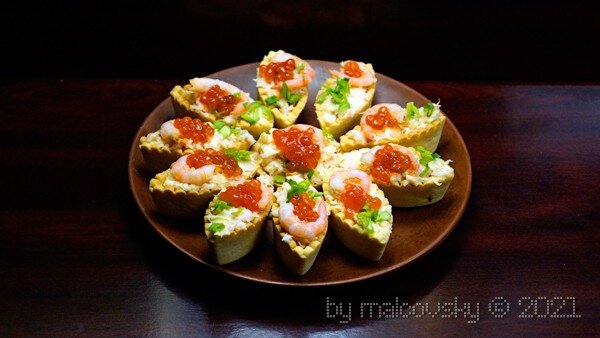 Тарталетки с креветками, сыром и красной икрой