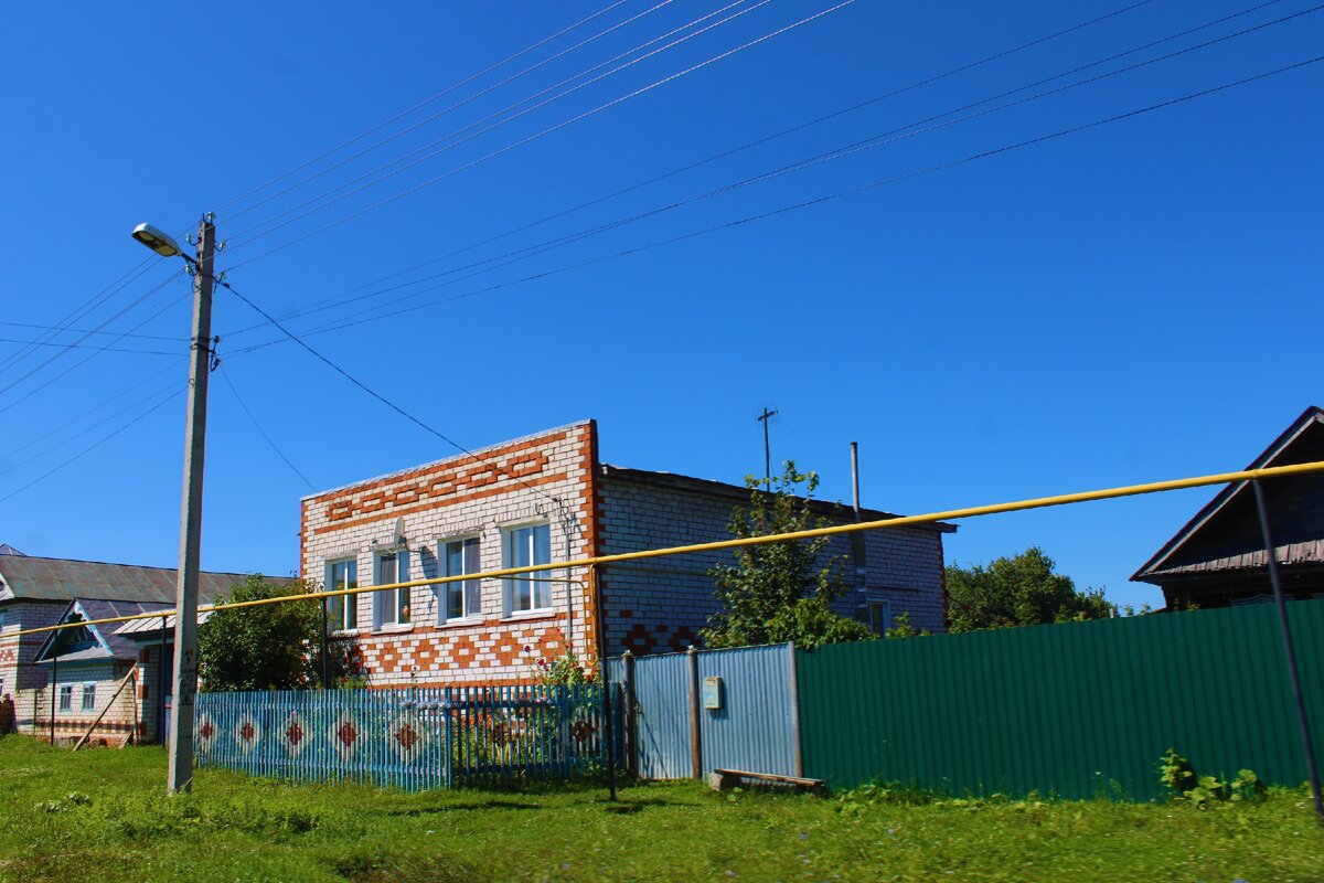 Какой участок для постройки жилья нашел робинзон. Завитушечный домик Чувашия. Чувашия дома длинная крыша. Продажа домов в Чувашах Кировской области.