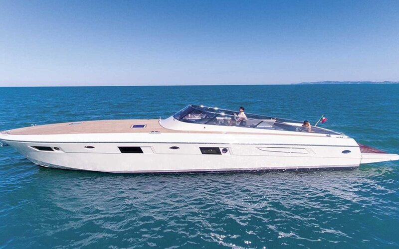 Тоже стремительная лодка