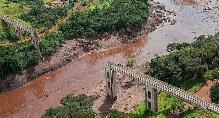 Катастрофа, вызванная прорывом плотины на шахте Vale Córrego do Feijão в Бразилии. Фото: https://commons.wikimedia.org