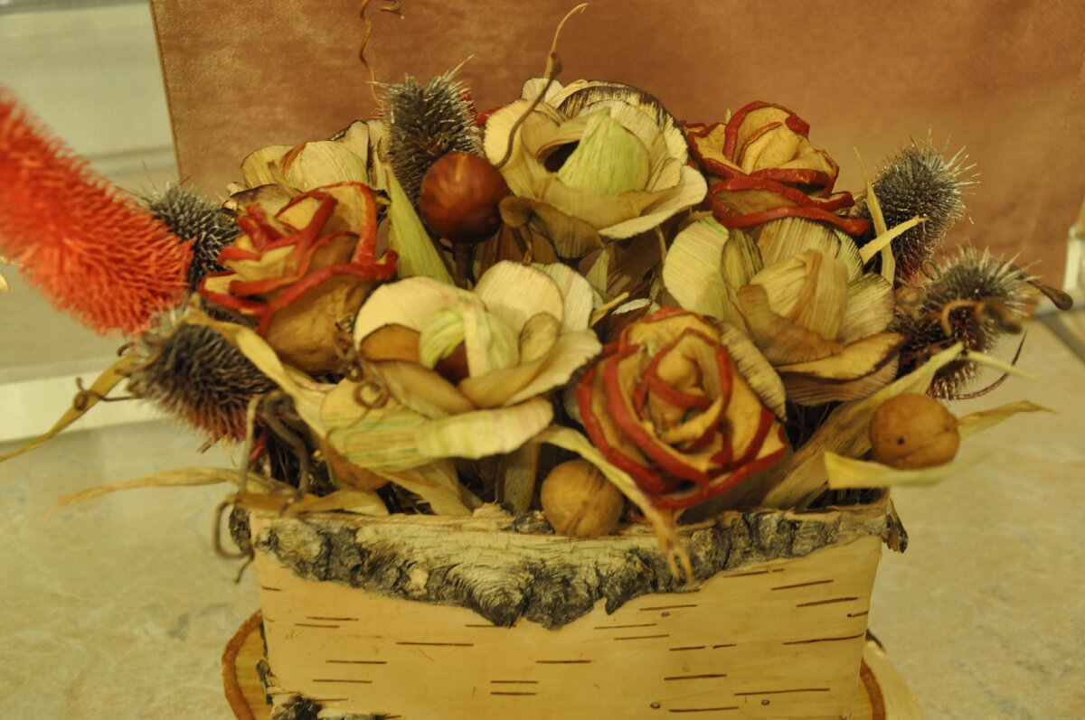 Берестяной короб с цветами из кукурузных листьев и высушенных яблок