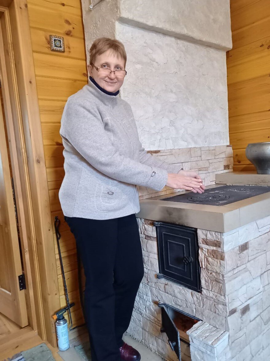 моя мама возле печки