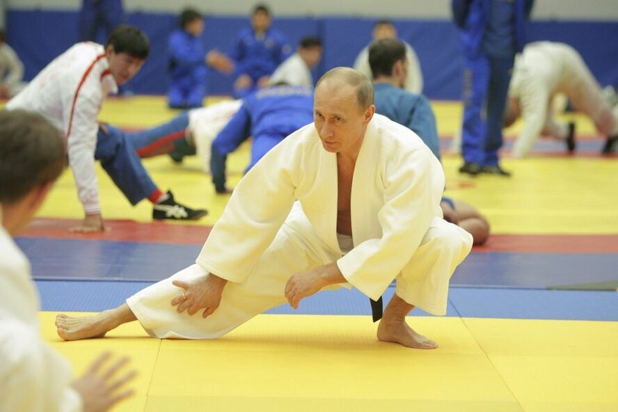 Мама не одобряла занятий дзюдо, которым Путин занимается с 11 лет. На сегодня у него пятый дан по дзюдо, девятый (высший) дан по тхэквондо и восьмой дан по карате. 