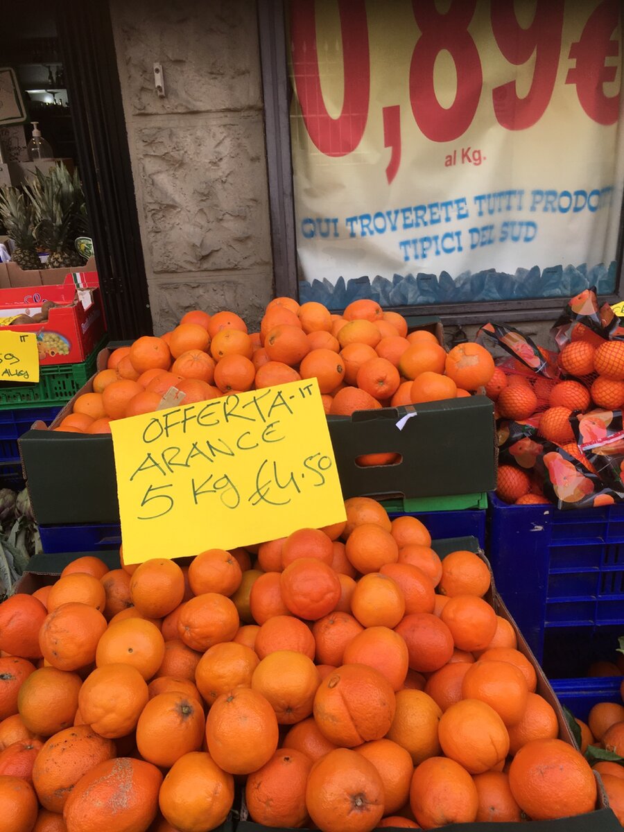 Скидки распространяются не только на вещи. Фрукты и овощи тоже продают дешевле