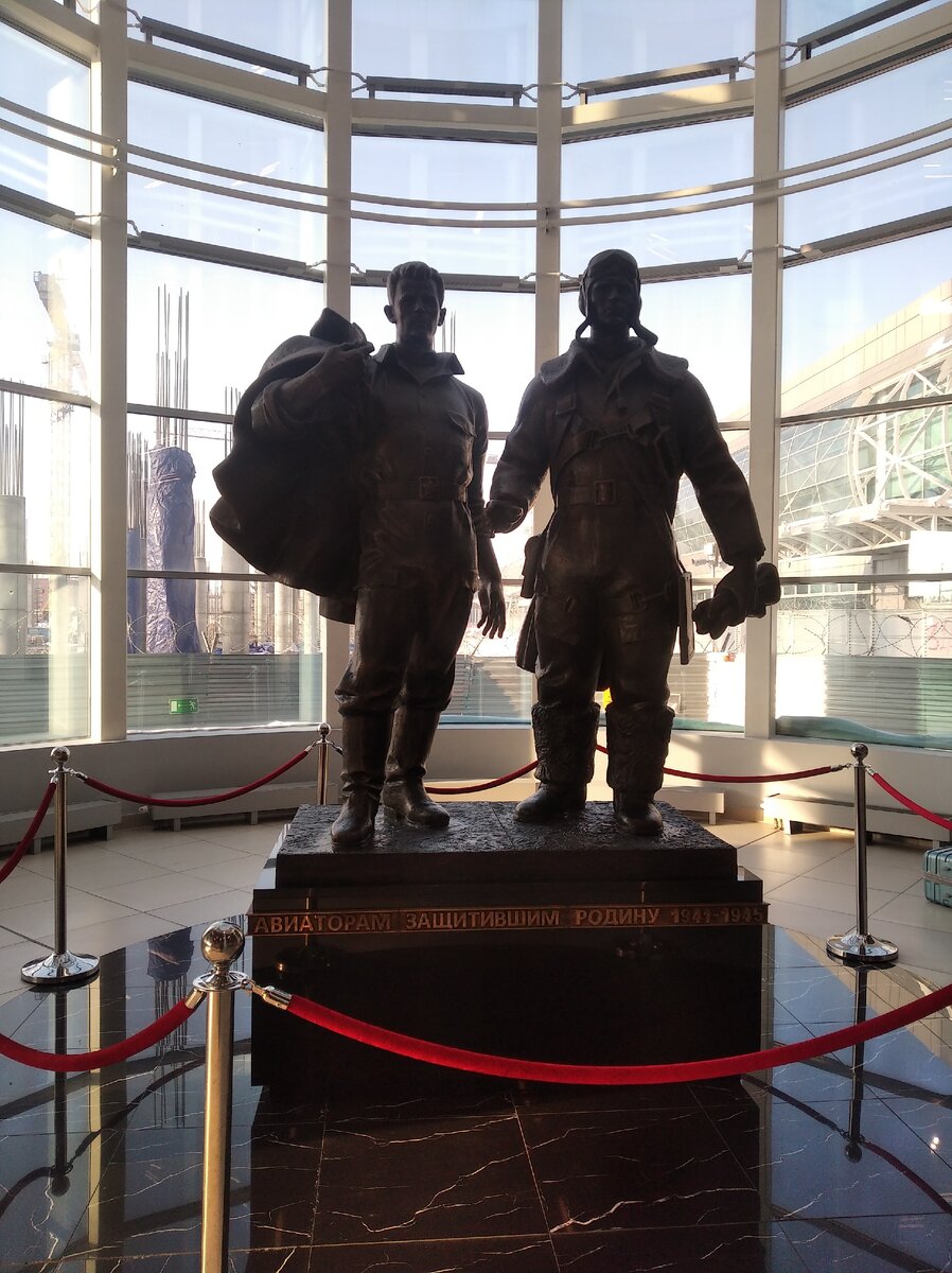 Памятник авиаторам Великой Отечественной войны. Аэропорт "Толмачево". Январь 2021 года. Фото автора
