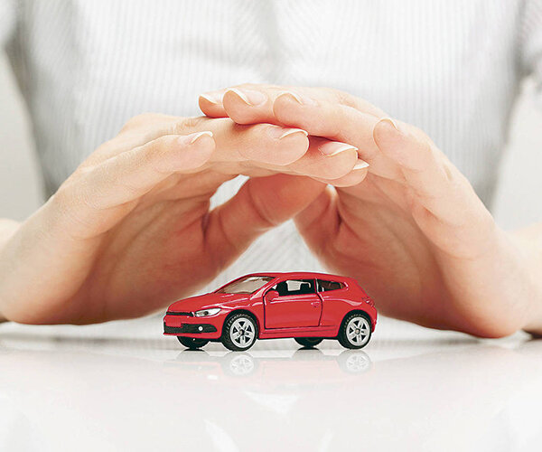 Автомобили становятся все совершеннее. Каждый год добавляются новые функции, появляется все больше сложной электроники, поэтому чинить их все труднее и дороже.Сколько длится гарантия на автомобиль?
Каждый автопроизводитель дает на свои автомобили гарантию, то есть обязуется бесплатно их ремонтировать в определенный срок. Если, конечно, поломка произошла из-за самого производителя. Гарантия начинает действовать в тот момент, когда покупатель забирает свою новую машину из салона. А вот срок у нее может быть разный: у кого-то она длится год, у кого-то два, три и больше. Большинство производителей ограничивают гарантию не только количеством лет, но и километражом.На что не распространяется гарантия?
Правила гарантии простые. Ремонт будет бесплатным только тогда, когда поломка произошла из-за производителя. Например, если какая-то деталь вышла из строя из-за ошибки в сборке. А вот расходники под гарантийное обслуживание не подпадают: речь о деталях, которые нужно регулярно менять по регламенту. Это тормозные колодки, лампочки, фильтры, предохранители, технические жидкости и тому подобное. Иногда к ним относят прокладки, сальники и резиновые части подвески, аккумуляторы и ксеноновые фары.Как работает гарантия на окраску и кузов?
Например, бывает, что краска вздувается, появляются царапины и микротрещины из-за нарушения технологии окрашивания на производстве. Под краской же может начать ржаветь железо. Поэтому, когда такие заводские дефекты обнаружены, надо сразу ехать в сервисный центр. Для моделей Nissan на окраску дается гарантия 3 года, а на сквозную коррозию кузова — до 12 лет. Главное, чтобы кузов не пострадал от едких химикатов, при столкновении или от других внешних факторов. Иначе проблемы придется решать за свой счет.[caption id="" align="alignright" width="380"] Гарантия на авто[/caption]Могут ли отказать в ремонте по гарантии?
В гарантийном ремонте никто не отказывает. Просто есть гарантийные, а есть негарантийные случаи. Как правило, поломка считается негарантийной тогда, когда автовладелец нарушает условия эксплуатации или гарантийной политики автомобиля, предусмотренной производителем. Вот самые распространенные ситуации, когда это происходит:Авария. Такими поломками занимаются страховщики, а не производитель авто. Причем речь не только о столкновениях: повреждение могло произойти из-за плохой дороги. Например, вы погнули диск из-за выбоины или в лобовое стекло влетел камень.
Самостоятельный ремонт и несанкционированное вмешательство и изменение конструкции автомобиля. Автопроизводители доверяют своим официальным дилерским центрам, которые работают строго по стандартам, правилам и регламентами. Но они не могут поручиться за работу сторонних автосервисов и автолюбителей, за качество их расходников и используемых материалов. Поэтому автопроизводитель не готов нести гарантийные обязательства по поломкам, которые случаются из-за ремонта у сторонних сервисов. Кстати, к несанкционированному вмешательству и изменению конструкции автомобиля относится и тюнинг — самостоятельная установка аудиосистемы, дополнительных фар, экранов и прочего.
Некачественное топливо. Лучше не рисковать и заправляться на заправках, которым вы доверяете.
Не сделанное вовремя техобслуживание. Обычно плановое ТО делается каждые 15 тысяч километров пробега или один раз в год (смотря что наступит раньше), и рекомендуется его делать в официальном сервисе. Некоторые автопроизводители готовы закрыть глаза на то, что вы перекатали 300–500 лишних километров, но злоупотреблять этим не стоит.
Требования производителя
