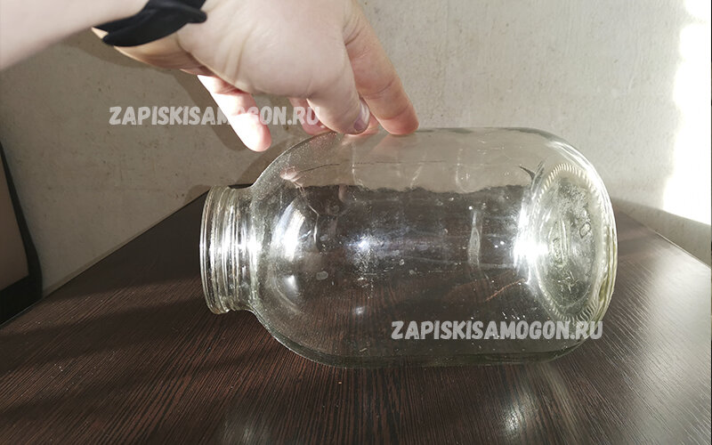 Банку нужно положить лёжа на дно ёмкости