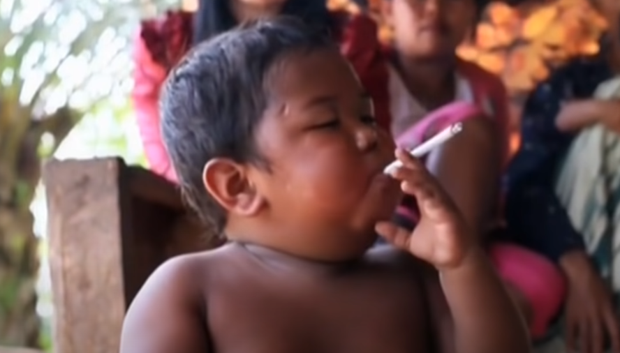 Курит очередную сигарету