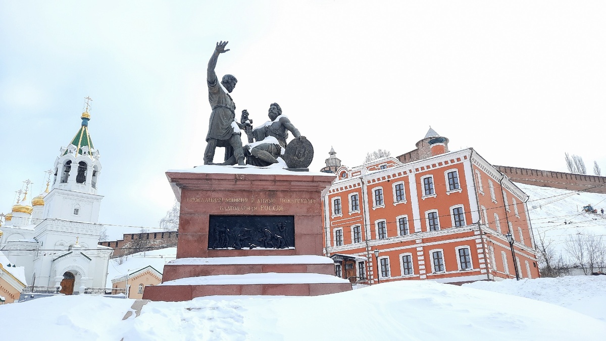 Смотрится красиво на фоне снега и стен Нижегородского кремля.