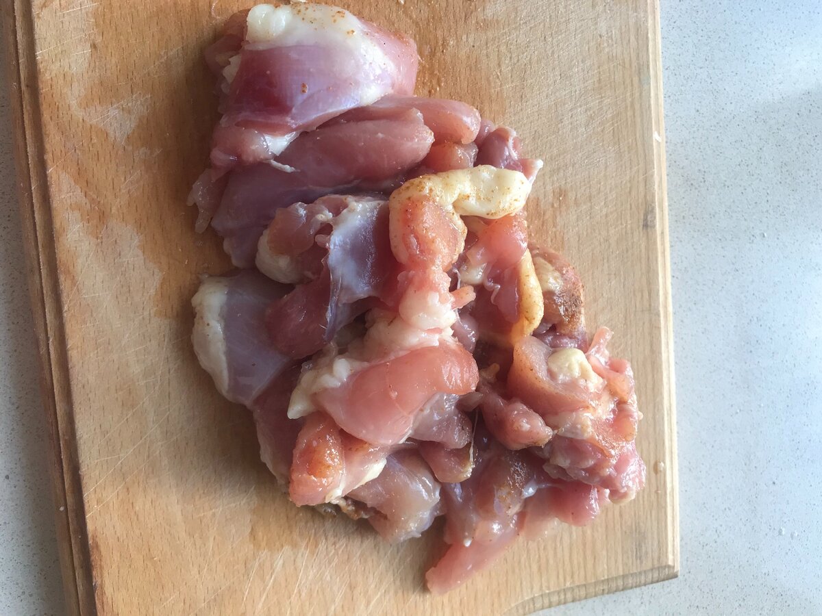 мясо режем кусочками среднего размера