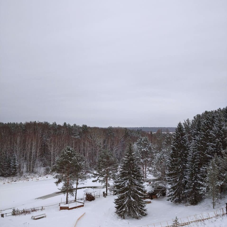Экзистенциальная терапия для меня не просто подход, это философия жизни. Она вошла и обосновалась внутри меня, встроилась как недостающий пазл. Пазл, который был когда-то потерян. И я в это время искала и находила опоры в понимании мира, прогнозировала, подчинялась законам, изучала инструменты и методы, способные помочь людям в трудной ситуации.

Но! Мир оказался непредсказуем! И человек непредсказуем!

Экзистенциальная терапия не о том, что делать, а о том, как быть.

Как быть в тревоге, отчаянии, бессилии, одиночестве? Как найти смыслы и опоры? Как быть свободным в выборе?

Экзистенциальная терапия-это исследование, совместный поиск, ответы на вопросы.

Особую важность здесь приобретают наши отношения, меня как терапевта и вас как клиента.

Мы отправляемся в путешествие. Впереди сложный, но интересный путь. Я не знаю, что ждёт нас на этом пути. Я не гуру, не родитель. Хотя в пути иногда я чувствую на себе их роли.
Но двигаясь всё дальше, наши отношения меняются. Мы становимся попутчиками. Где вы чуть впереди, а я следую за вами.

Наш путь долгий. Когда-то и вы потеряли свой «пазл». А может, забыли про него, а может вовсе не знали, что он у вас есть.
На пути много открытий и тревог.

Жизнь конечна. И это так. Но иногда нам проще этого не замечать. И тогда все силы мы тратим не на то, чтобы жить, а на то, чтобы не умереть.

Каждый день мы делаем выбор, иногда даже не замечая и не осознавая этого, и сталкиваемся со свободой и ответственностью.

Мы встречаемся с бессилием и невозможностью. В какой-то момент замечаем, что это может быть опорой.
Бессилие-это сила, скажу я вам!

Мы одиноки. Никто не сможет прожить за нас нашу жизнь, а мы чью-то.

Отчаиваемся, теряем смысл и вновь отправляемся на поиски.

Иду этот путь сама. И готова сопровождать вас.