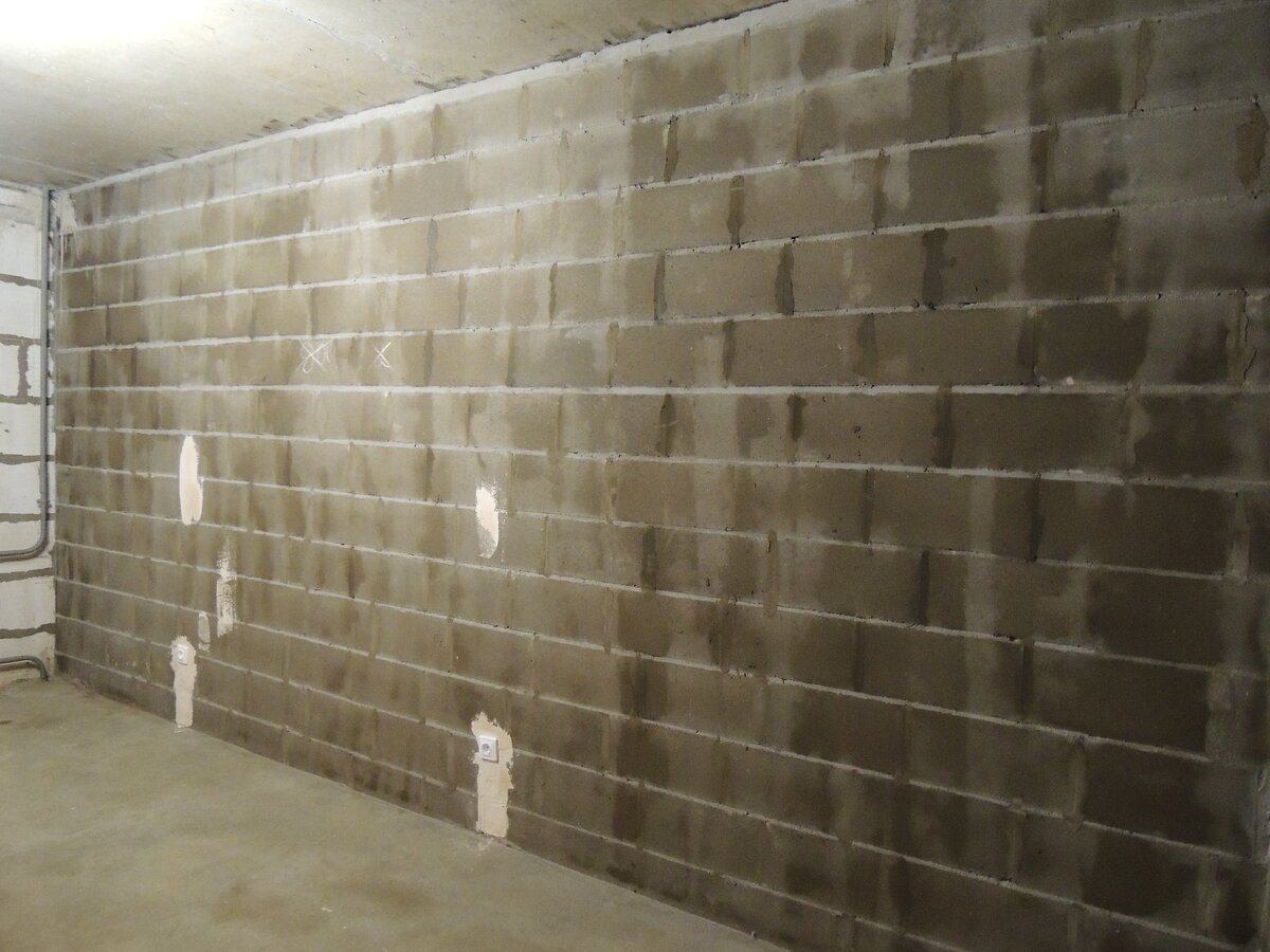 Загрунтовали стены. Теперь пыли нет.  