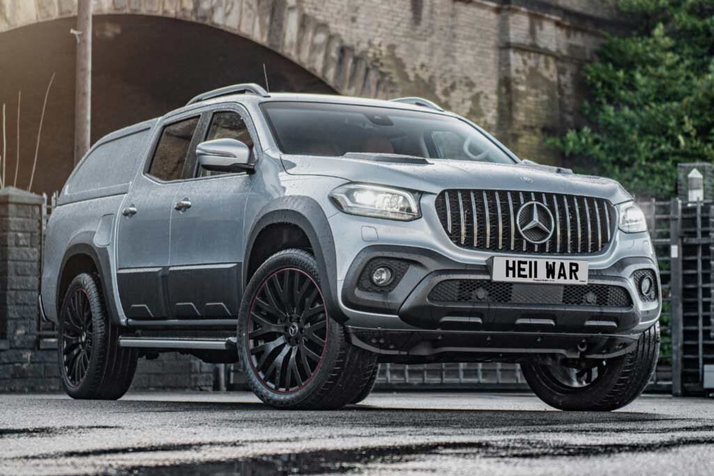 Некоторое время назад ателье Chelsea Truck представило доработанный вариант пикапа Mercedes-Benz X-Class. С подачи британских тюнеров грузовичок обзавелся закрытой грузовой площадкой, что сделало его похожим на обычный кроссовер. Плюс автомобиль получил новый передний бампер, более приметную решетку радиатора и вентилируемый капот. На его дверях появились защитные черные накладки, при этом за доплату в ателье также готовы установить на машину пуленепробиваемые стекла. 