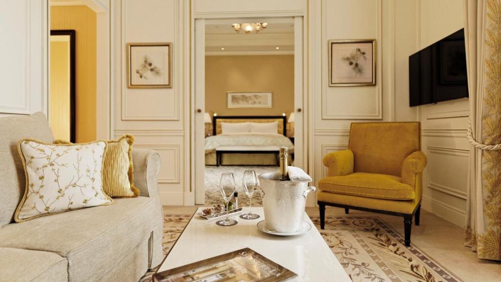 Источник: https://www.booking.com/hotel/fr/shangri-la-paris.ru