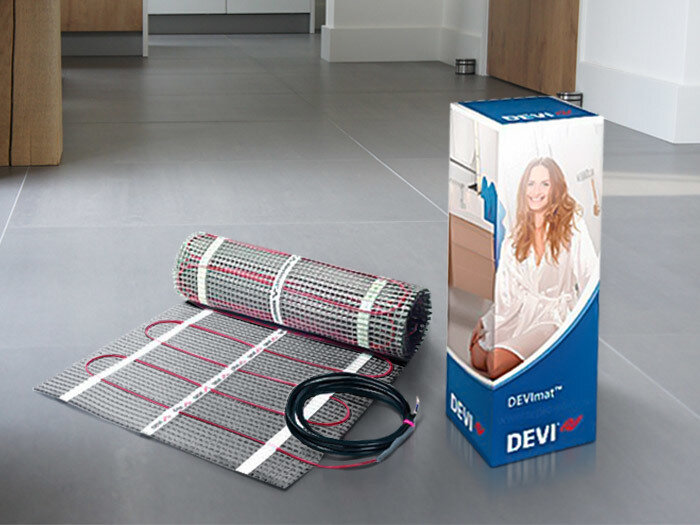 DEVImat DTIR-150. Греющий кабель закреплен на стеклянной сетке, провода с  тефлоновой изоляцией внутри и поливинилхлоридным слоем снаружи. Для установки не требуется стяжка, теплый пол укладывают прямо под покрытие пола в слой клея для плитки. Фото компании ООО ВМ-Групп