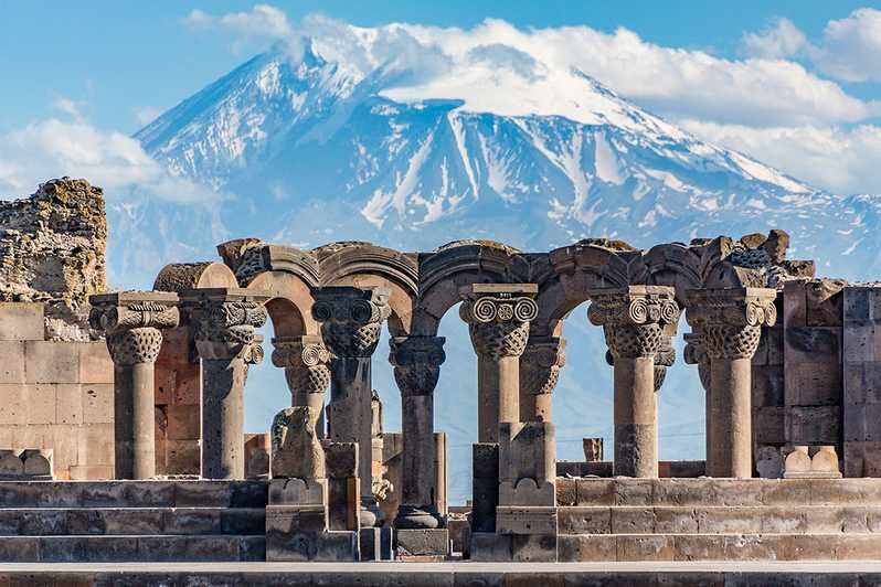 На юге Армянского нагорья в результате объединения восьми местных племен образовался племенной союз Уруатри. В XIII веке до н.э. в результате вторжения ассирийцев страна была разрушена и разграблена.