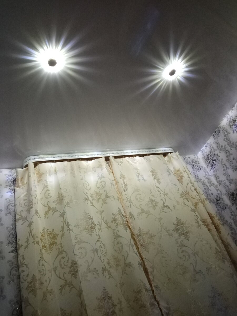 горит подсветка в холле