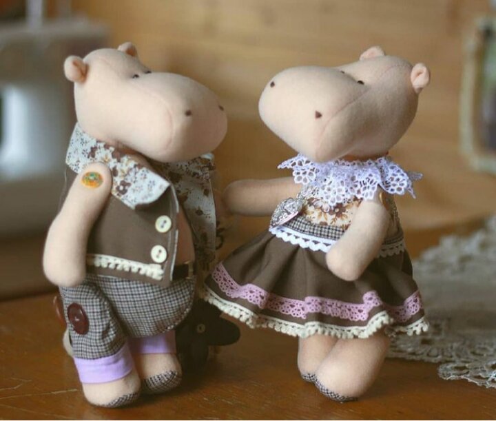 На фото игрушки, которые я шила в подарок к юбилею свадьбы пожилой паре. Они это тоже назвали креативным. А заодно и посмеялись ))