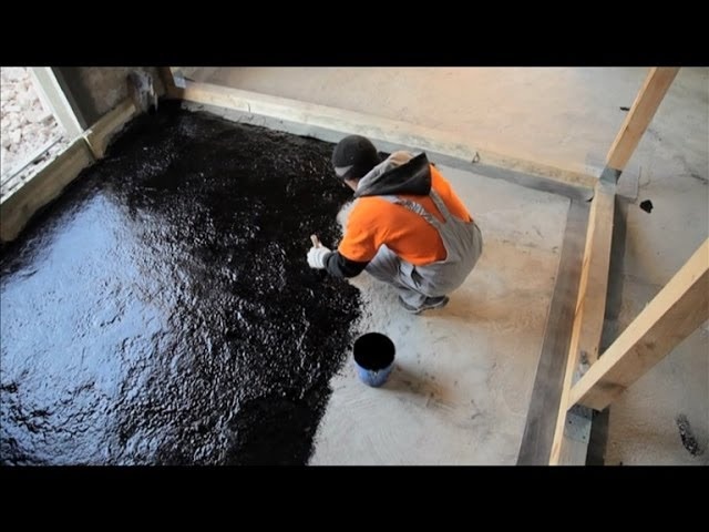 Бетон доступный и достаточно дешевый материал, он прост в использовании, наносится самостоятельно и не требует особых знаний и навыков. Благодаря этим качествам многие профессионалы и домовладельцы своими руками обустраивают бетонный пол при строительстве загородных домов или ремонте в квартирах.Главное знать, как правильно залить бетонный пол, чтобы он был прочным и долговечным. Итак, перед тем, как заливать бетонный пол, необходимо ознакомиться с технологией заливки бетонного пола своими руками, обзавестись необходимыми инструментами и провести подготовительные работы, после которых можно смело приступать к укладке бетонного пола. Все работы можно выполнять самостоятельно, но для увеличения скорости и экономии бюджета вам потребуется партнер, который выполнит свою часть работы.