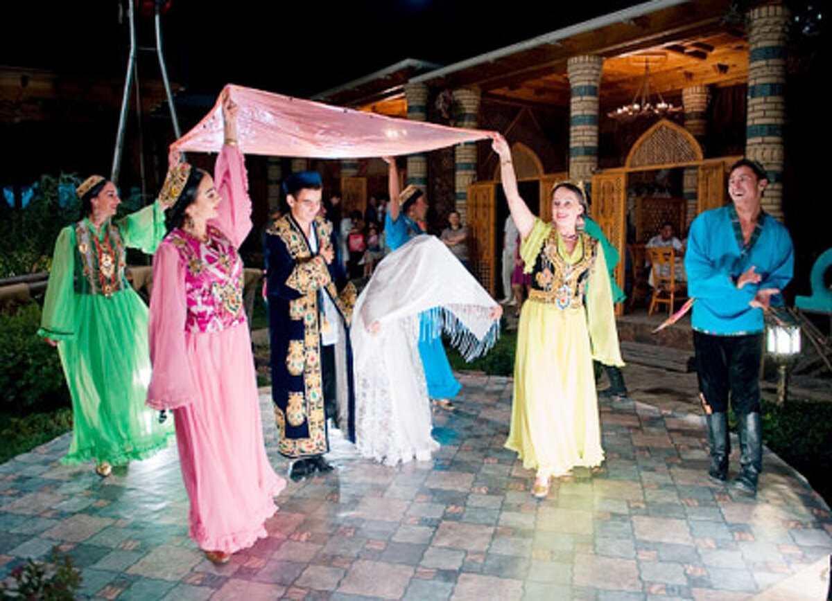 Традиции невесты Узбекистана. Узбекская свадьба келин салом. Традиция келин салом узбекская. Самарканд келин салом.
