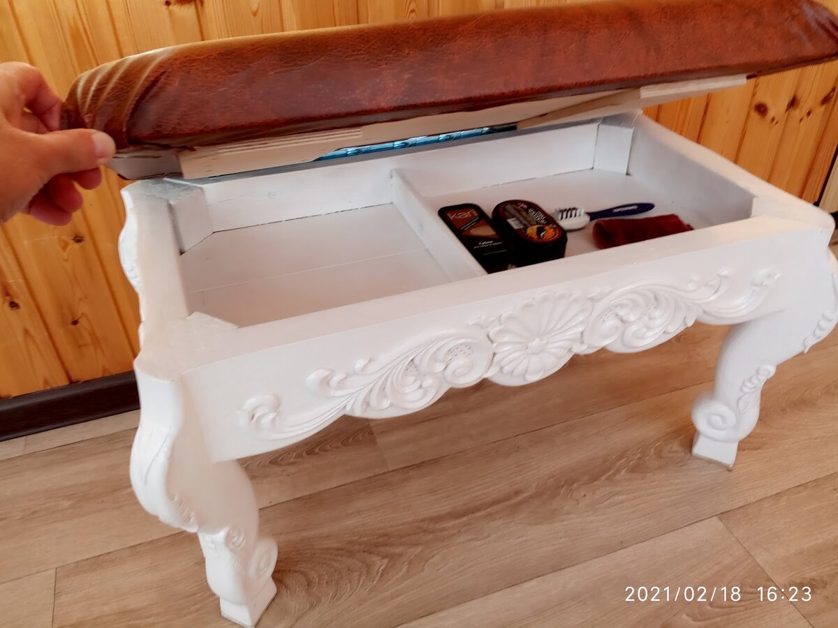 Отдел хранения щеток и крема для обуви.