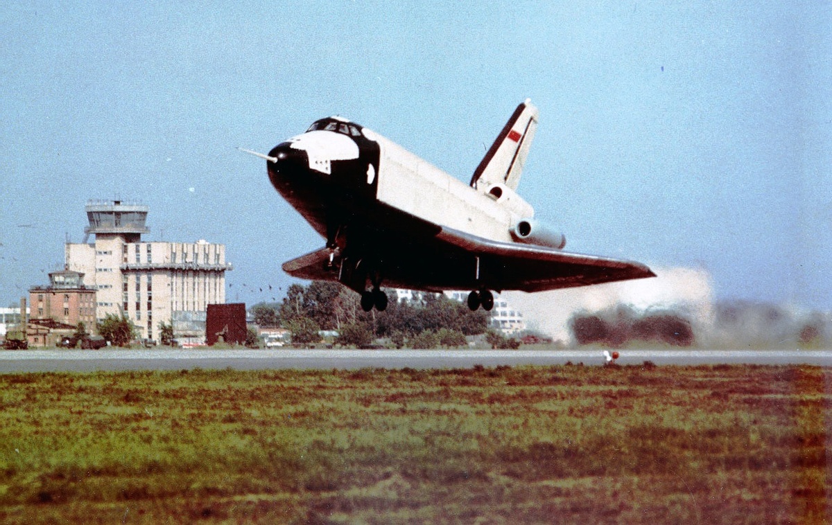 БТС-002 отрывается от ВПП