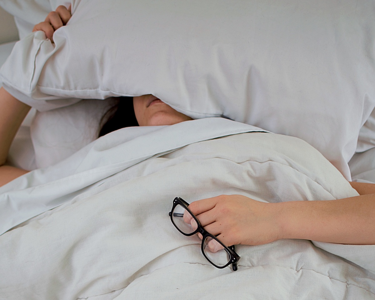 Девушка спит с очками в руке